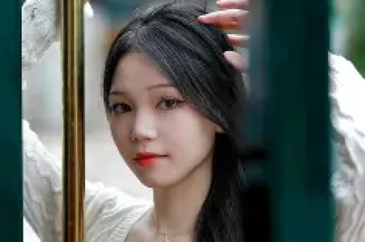 11位明星红毯上的尴尬瞬间：假摔、走光、肩带滑落第一个好心酸
